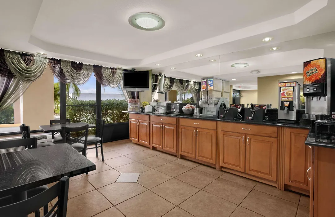 Super 8 By Wyndham Fort Myers-1